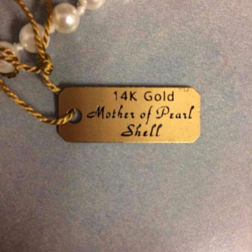 18” Mother of Pearl Necklace - Picture 4 of 7